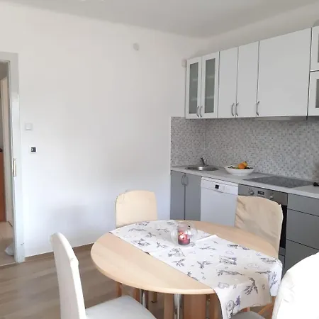 Nina, In Centre Split