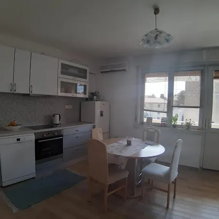 Nina, In Centre Apartamento