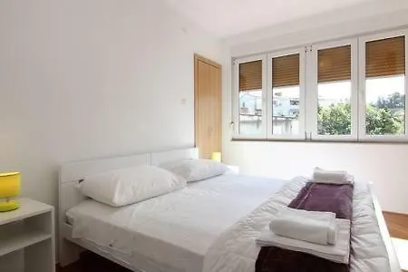 Nina, In Centre * Split